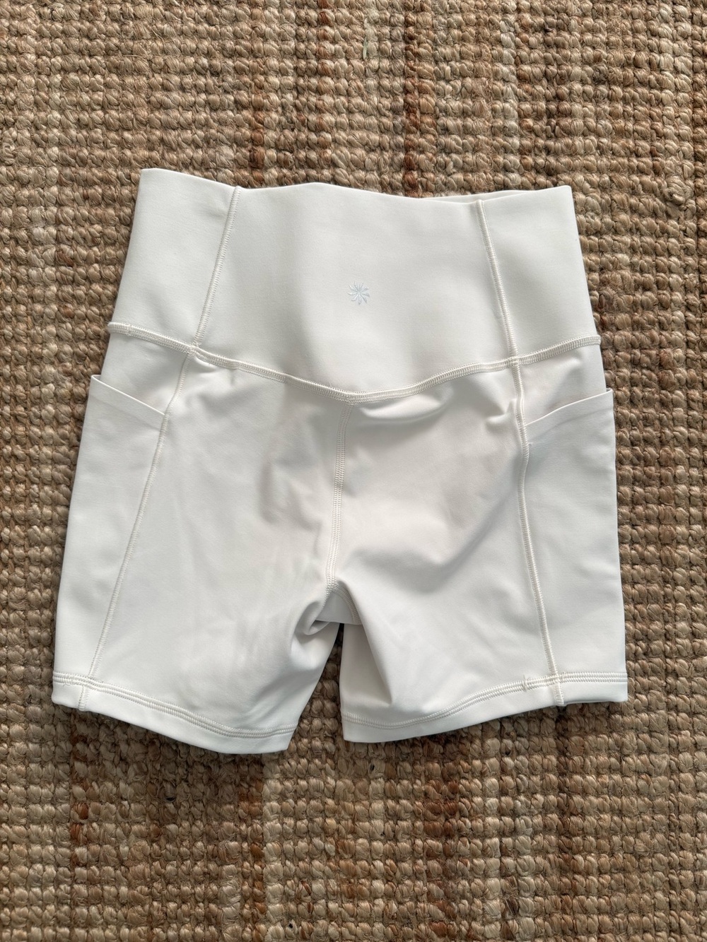 Athleta Salutation Stash 5” Shorts XS Cream High Rise Powervita Pockets